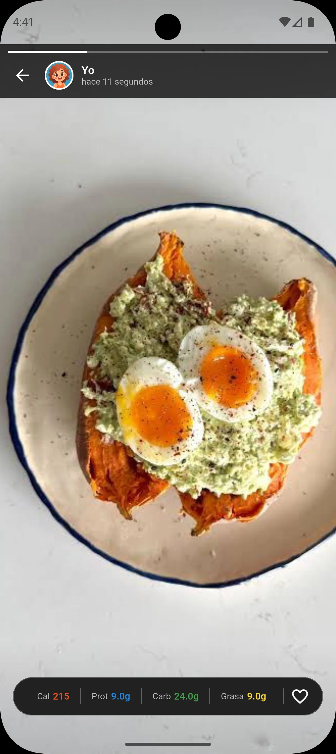 Feed social de Healthy Fork con historias de comidas de amigos y un reto activo.